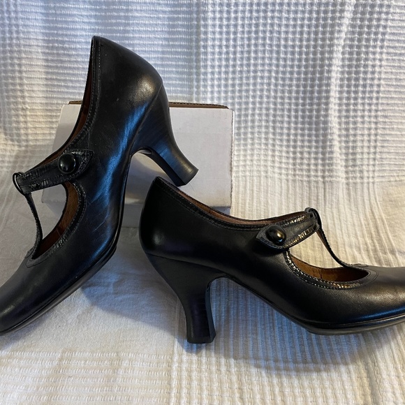Söfft black t-strap heels - Picture 1 of 5